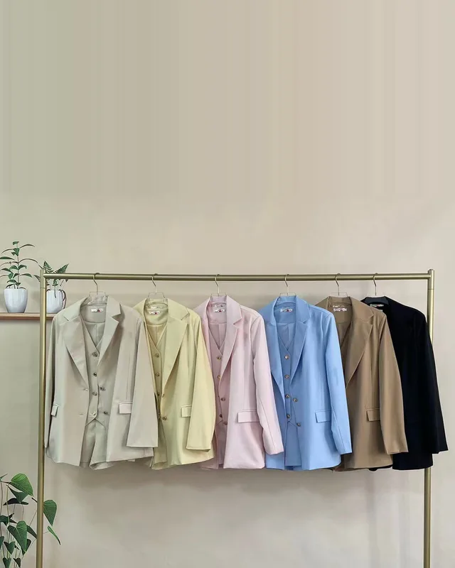 Seis blazers na arara em cores diferentes
