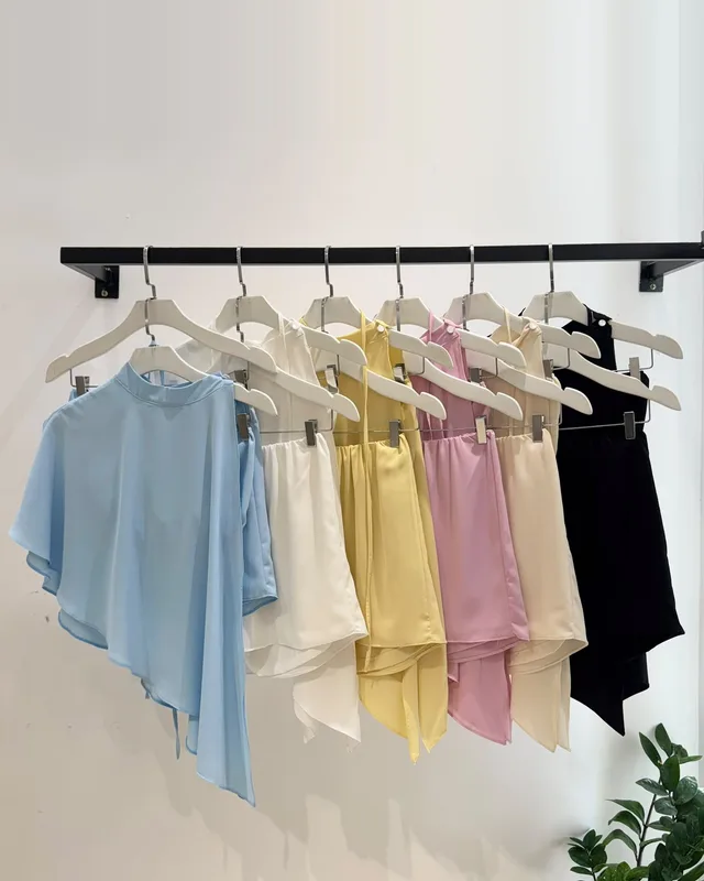 Seis blusas assimétricas penduradas em cores diferentes